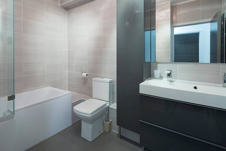 Bathroom, Manhattan Heights 1, Kent
