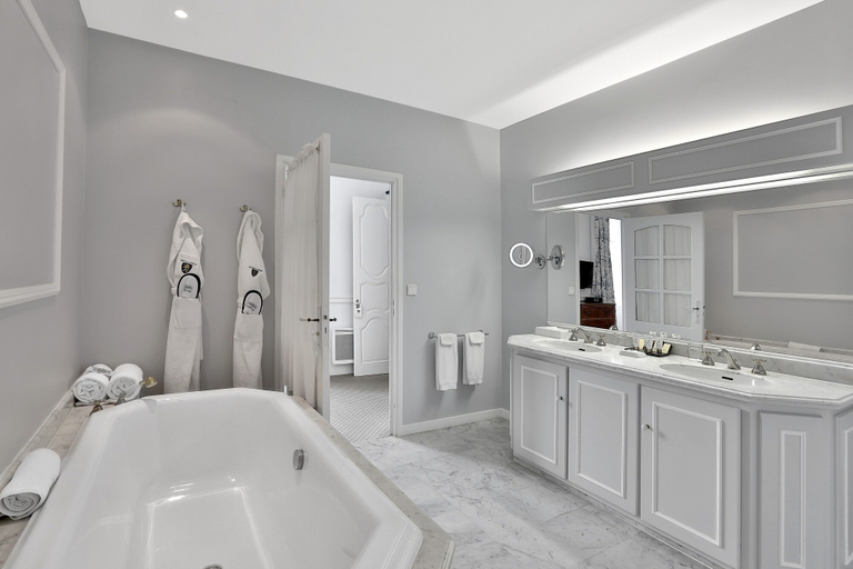 Bathroom 5, Château des Vigiers, Dordogne