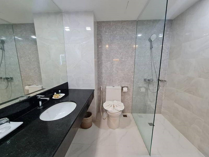 Bathroom 5, Crystal Palace Luxury Hotel, Pattaya