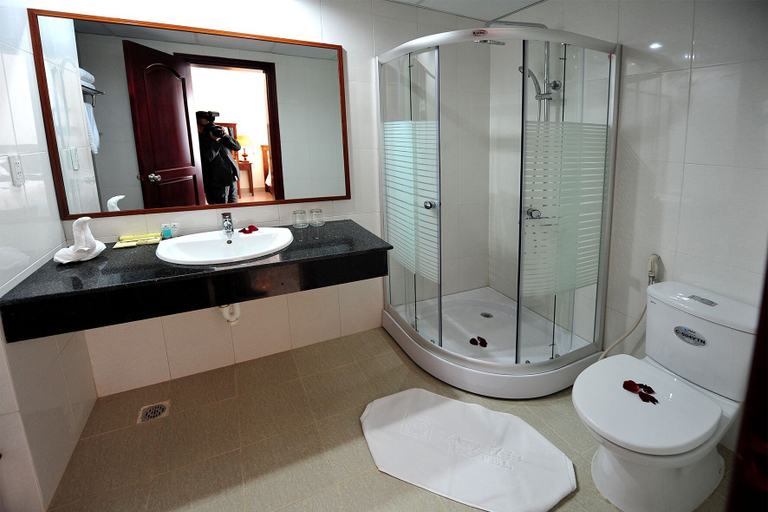 Bathroom 4, Duy Tan Vinh Hotel, Vinh