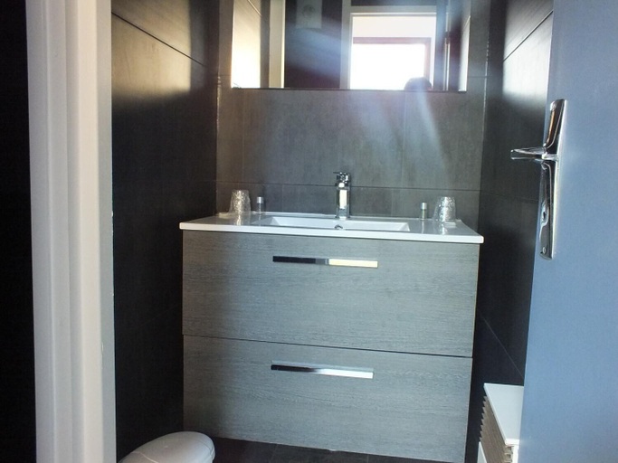 Bathroom 5, Le Manguier, Haute-Vienne