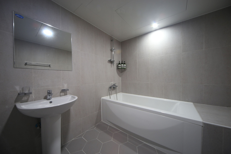 Bathroom 3, We've Motel, Saha