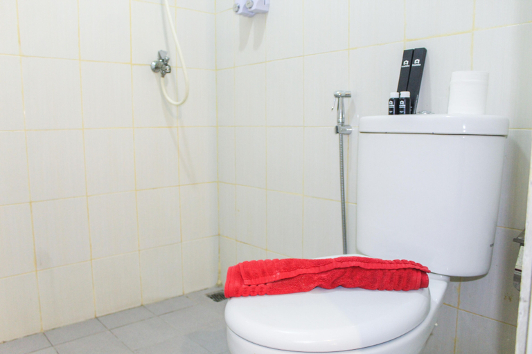 Bathroom 3, Minimalist and Cozy Studio Room at Ayodhya Apartment, Tangerang