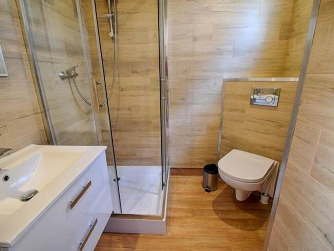 Bathroom, TuNa, Kamień