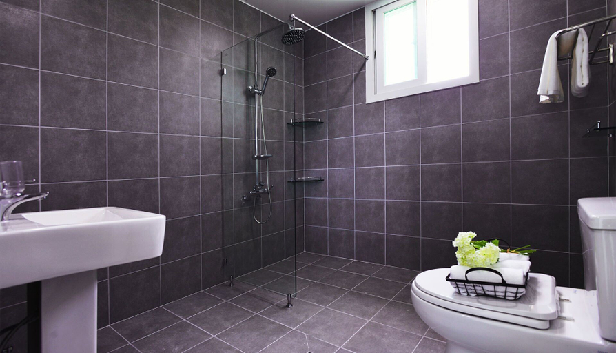 Bathroom 3, Glories Pension, Buan