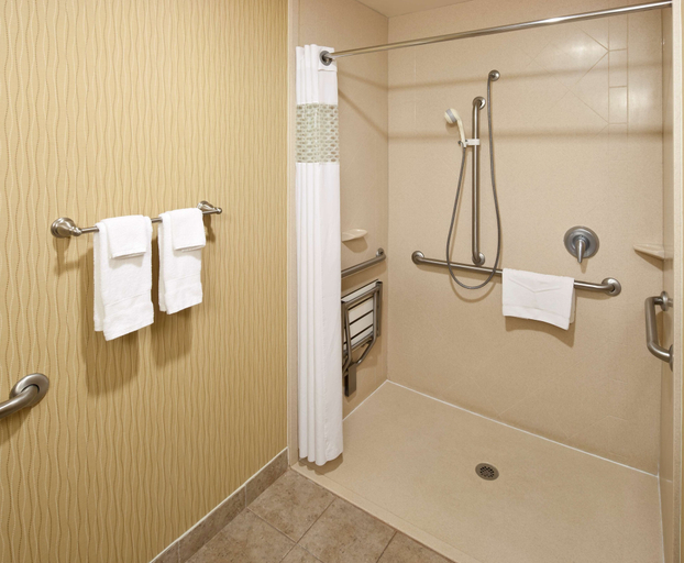 Bathroom 5, Hampton Inn & Suites Texarkana, Bowie