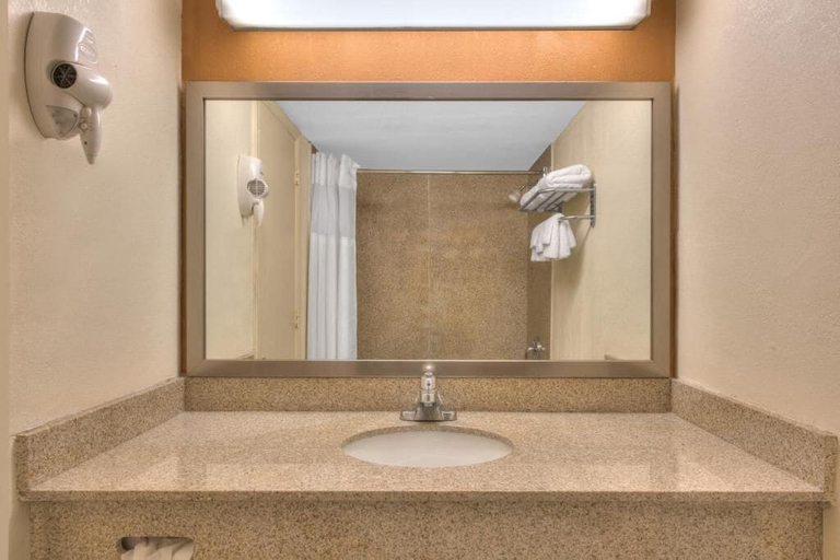 Bathroom 4, Express Inn, York