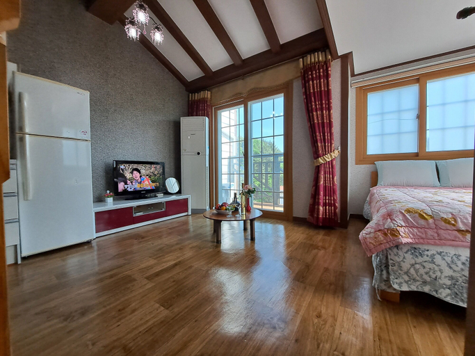 Bedroom 3, Beljari Pension, Tongyeong