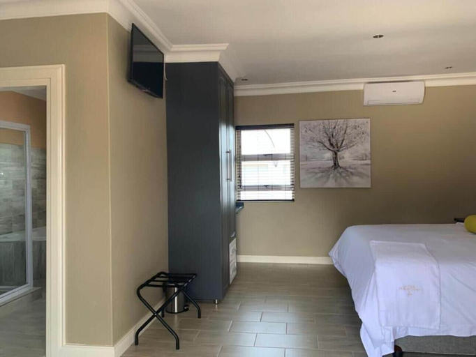 Bedroom 2, La Fiato Luxury Lodge, Capricorn