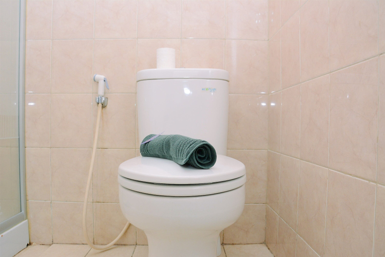 Bathroom 2, Cozy Living Studio at Cosmo Terrace Apartment, Central Jakarta