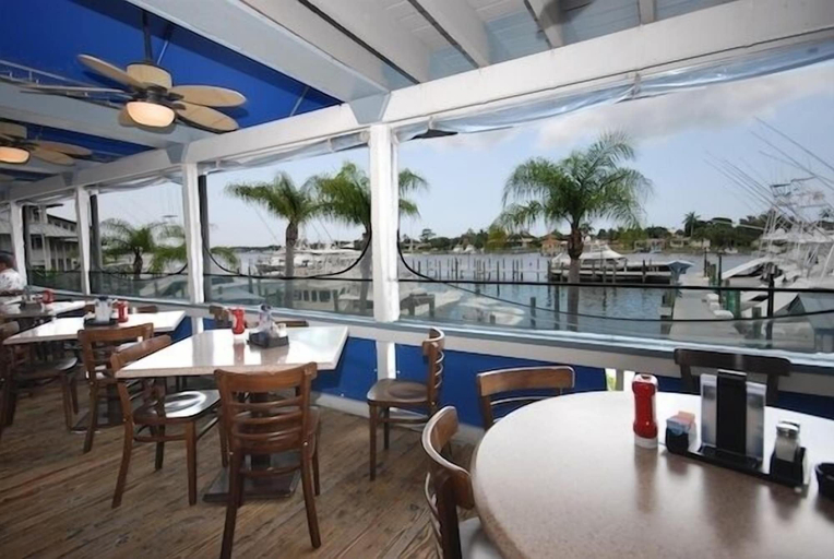Food & Drinks 4, Pirate's Cove Resort & Marina, Martin
