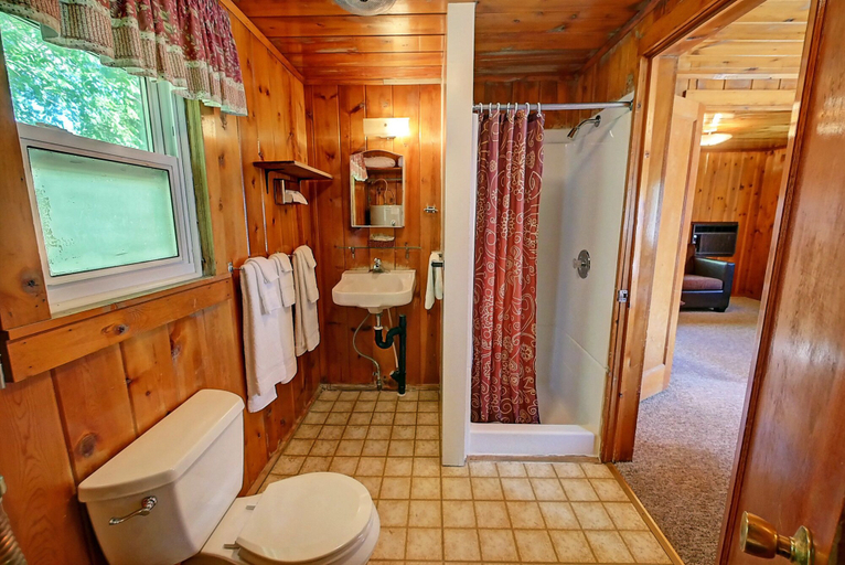 Bathroom 4, Idle A While Cabins, Okanogan