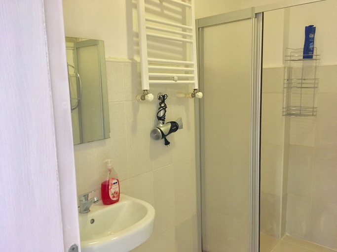 Bathroom shower 2, Zeytin Apart, Bakırköy