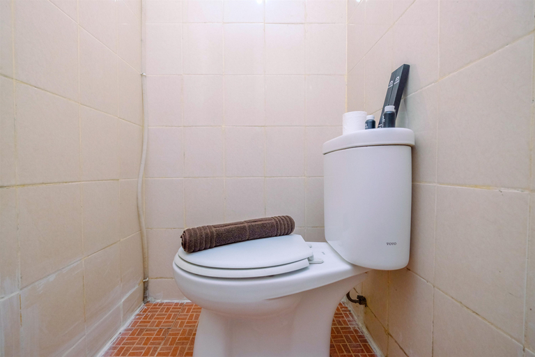 Bathroom 5, Comfortable and Simple Studio at Sunter Park View Apartment By Travelio, Jakarta Utara