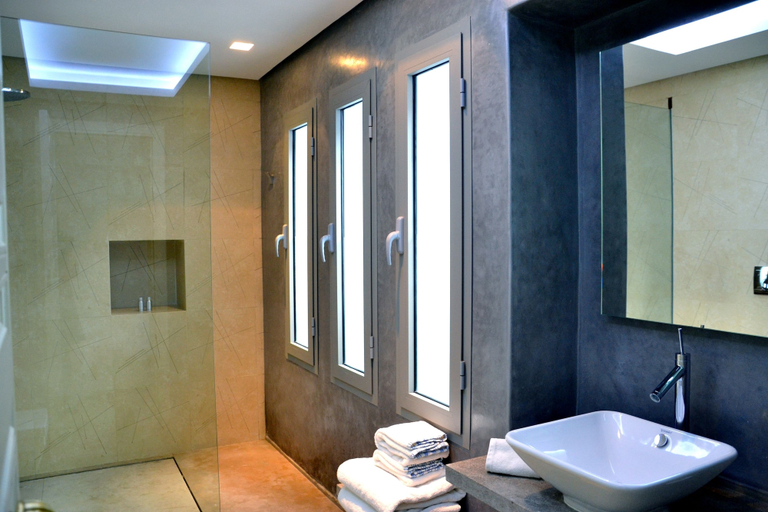 Bathroom 4, Euphoriad, Rabat