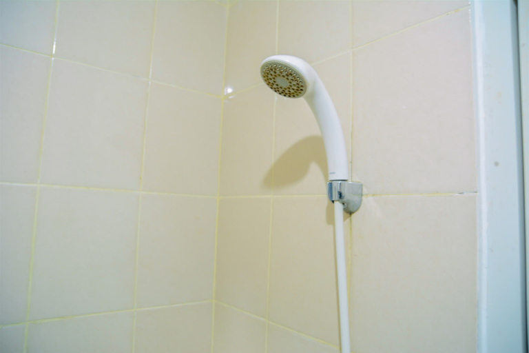 Bathroom 2, Comfy Studio at Gading Greenhill Apartment, Jakarta Utara