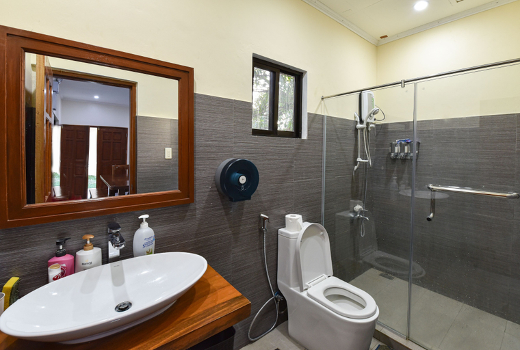 Bathroom 4, Nauvoo Farm Resort, Magalang