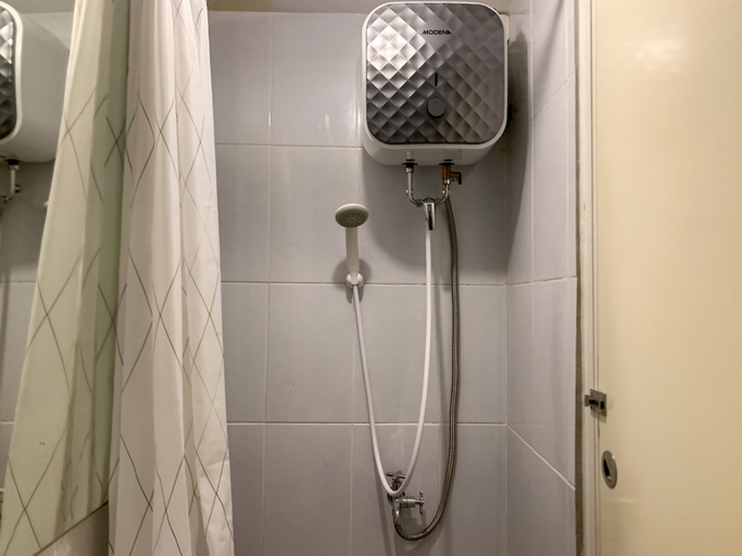 Bathroom 5, Minimalist and Nice Studio at Tokyo Riverside PIK 2 Apartment By Travelio, Tangerang