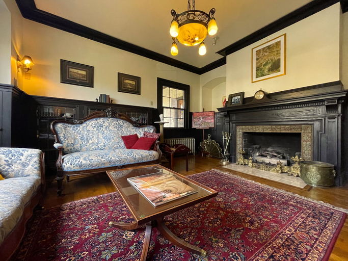 Others 5, Cecil Bacon Manor, Seattle