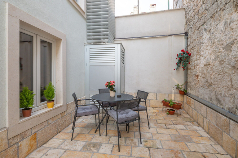 Others 3, Awesome Stone House, Split
