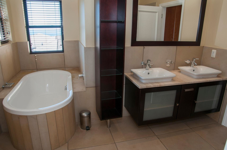 Bathroom, 4 Spinnaker, Eden