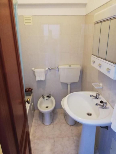 Bathroom, 9-5 Torre Sol by Casas & Papéis, Silves