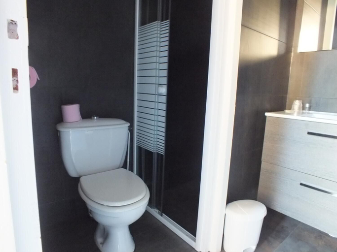Bathroom 5, Le Manguier, Haute-Vienne