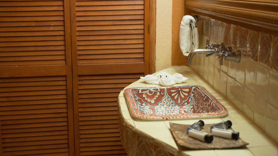 Bathroom 5, Hotel El Rebozo, Valle de Bravo