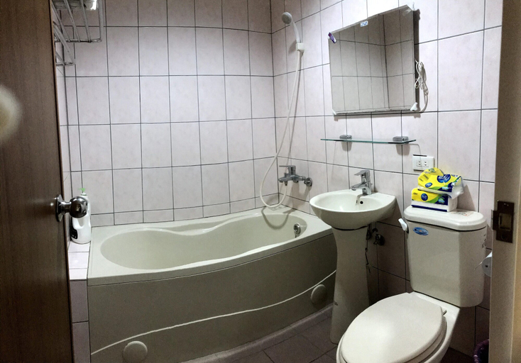 Bathroom 4, North Mountain Farm, Nantou