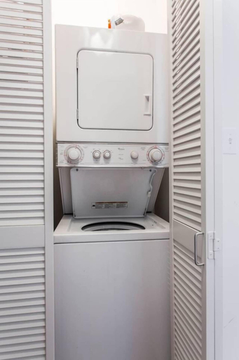 Bathroom 2, Bright & Modern 1 BDR in Downtown, Cook