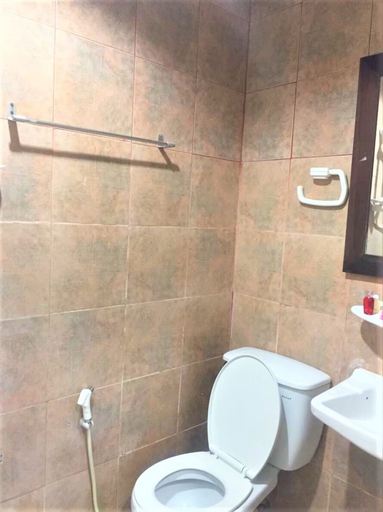 Bathroom 4, Golden Bee PhiPhi Hostel, Mueang Krabi