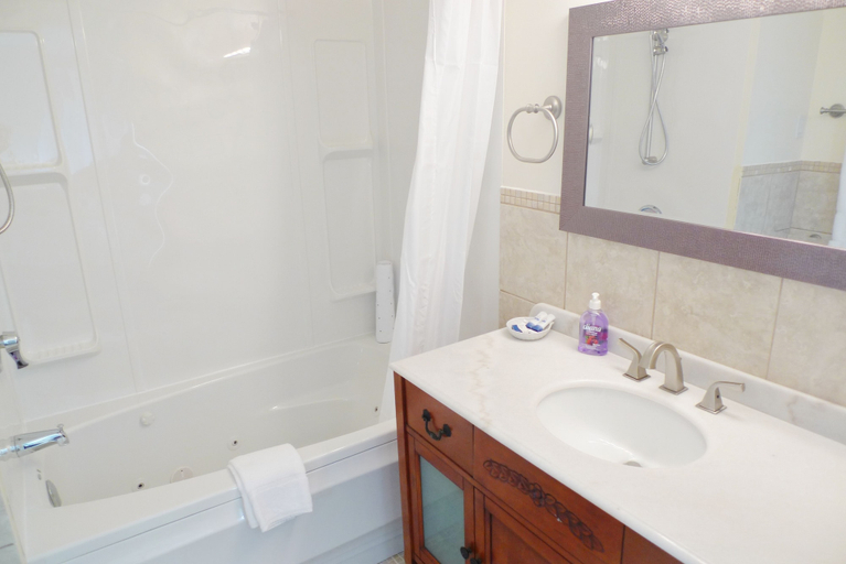 Bathroom 4, Cavendish Breeze Inn, Queens