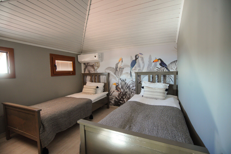 Bedroom 3, Alp Suites Mandalin, Ula