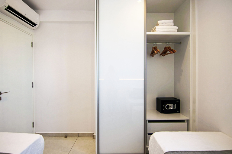 Bedroom 2, Phaedrus Living: Seaside Executive Flat Harbour 203