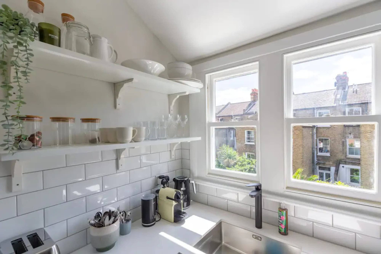 Others 5, Luxuriously Designed 3 Bedroom Apartment in Clapham, London