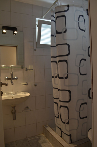 Bathroom 3, Casablanca Apartments