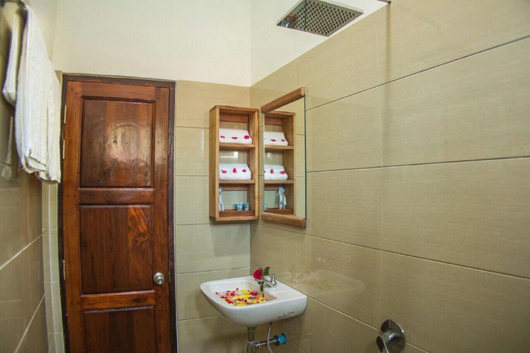 Bathroom 4, Golden Queen Guest House, Thandwe