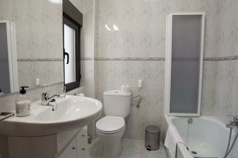 Bathroom 4, Pensión Oasis, Zamora
