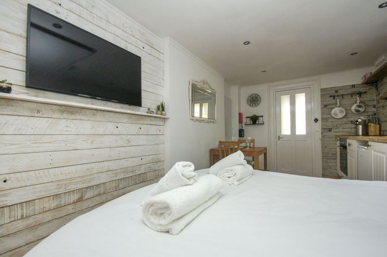 Bedroom 3, Brunswick Garden Studio Patio by Brighton Holiday Lets, Brighton and Hove