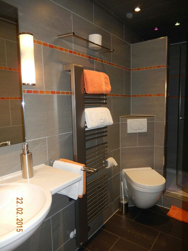 Bathroom 3, Hotel Garni Zur Krone, Roth