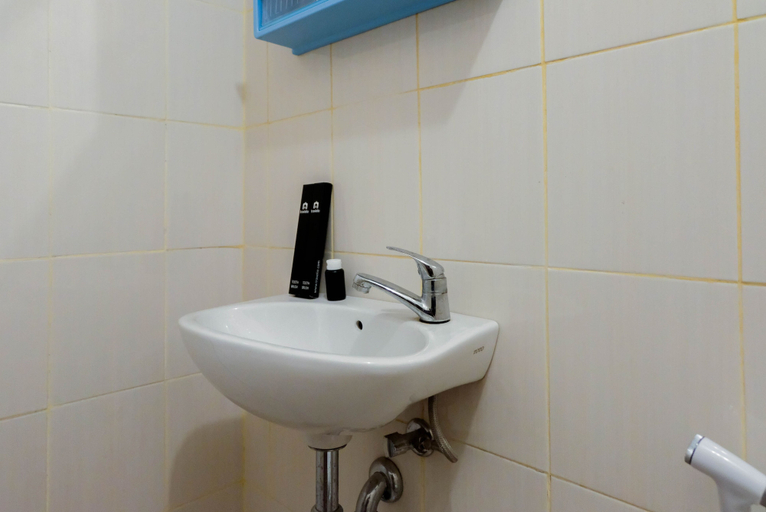 Bathroom 4, Luxurious and Convenient 2BR Ayodhya Apartment, Tangerang