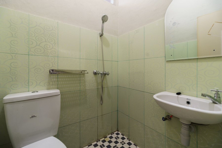 Bathroom 4, RedDoorz near Cikampek Mall Karawang, Karawang