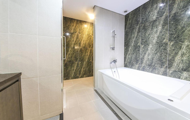 Bathroom 3, H Moment Hotel in Yangsan, Yangsan