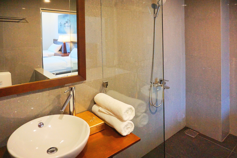 Bathroom, Dan Oasis Beach Hotel and Apartment, Da Nang