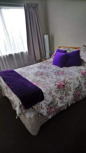 Bedroom 3, Sandy Souls, Far North