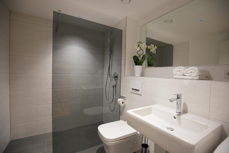 Bathroom, Leo, Miesbach