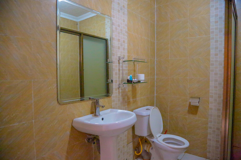 Bathroom 3, Nokras Riverine Hotel & Spa, Kiharu