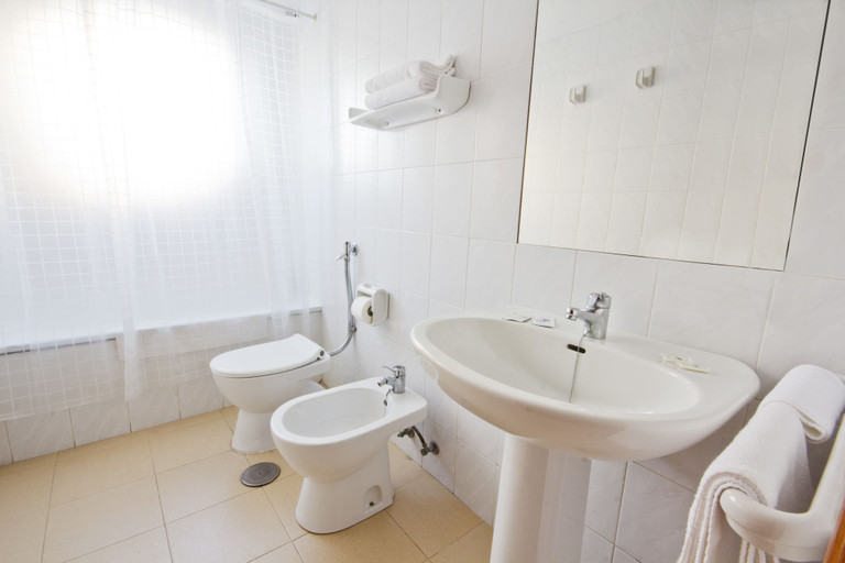 Bathroom 5, Apartamentos Puerta del Sur, Sevilla