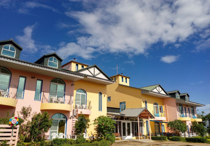 Exterior & Views