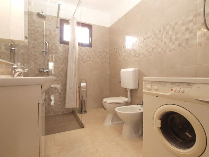 Bathroom 4, House 1698, Pula